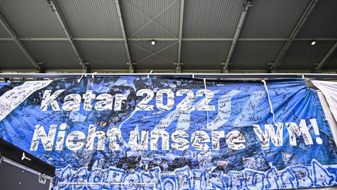 Banner, auf dem "Katar 2022 – nicht unsere WM" steht