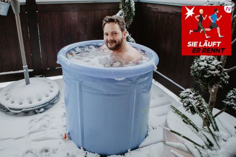 Regeneration nach dem Sport: Ein Mann sitzt in einer Plastikwanne mit Eiswasser
