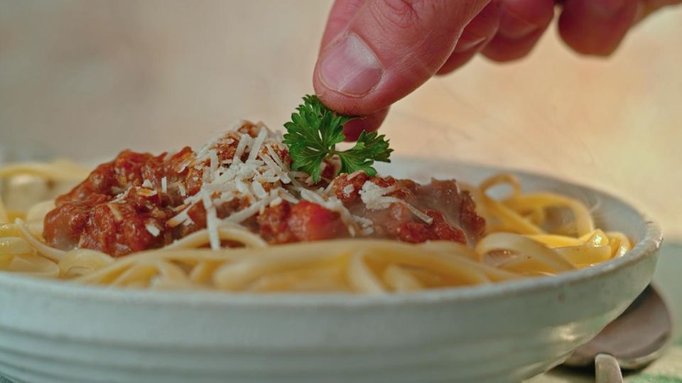 Einfaches Rezept: Rezept aus nur drei Zutaten: So schnell gelingt eine typisch italienische Tomatensoße Einfaches Rezept: Rezept aus nur drei Zutaten: So schnell gelingt eine typisch italienische Tomatensoße