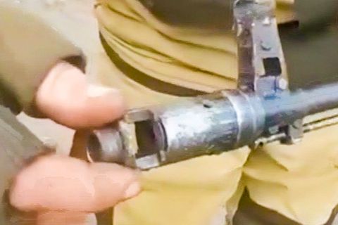 Galgenhumor: "Wie ein Leierkasten": Russische Rekruten scherzen über schlechten Zustand ihrer Waffen