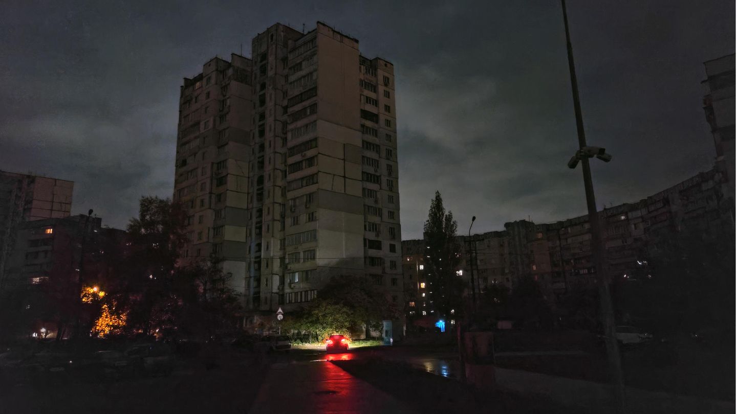 Eine dunkle Straße in Kiew, Ukraine