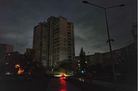 Eine dunkle Straße in Kiew, Ukraine