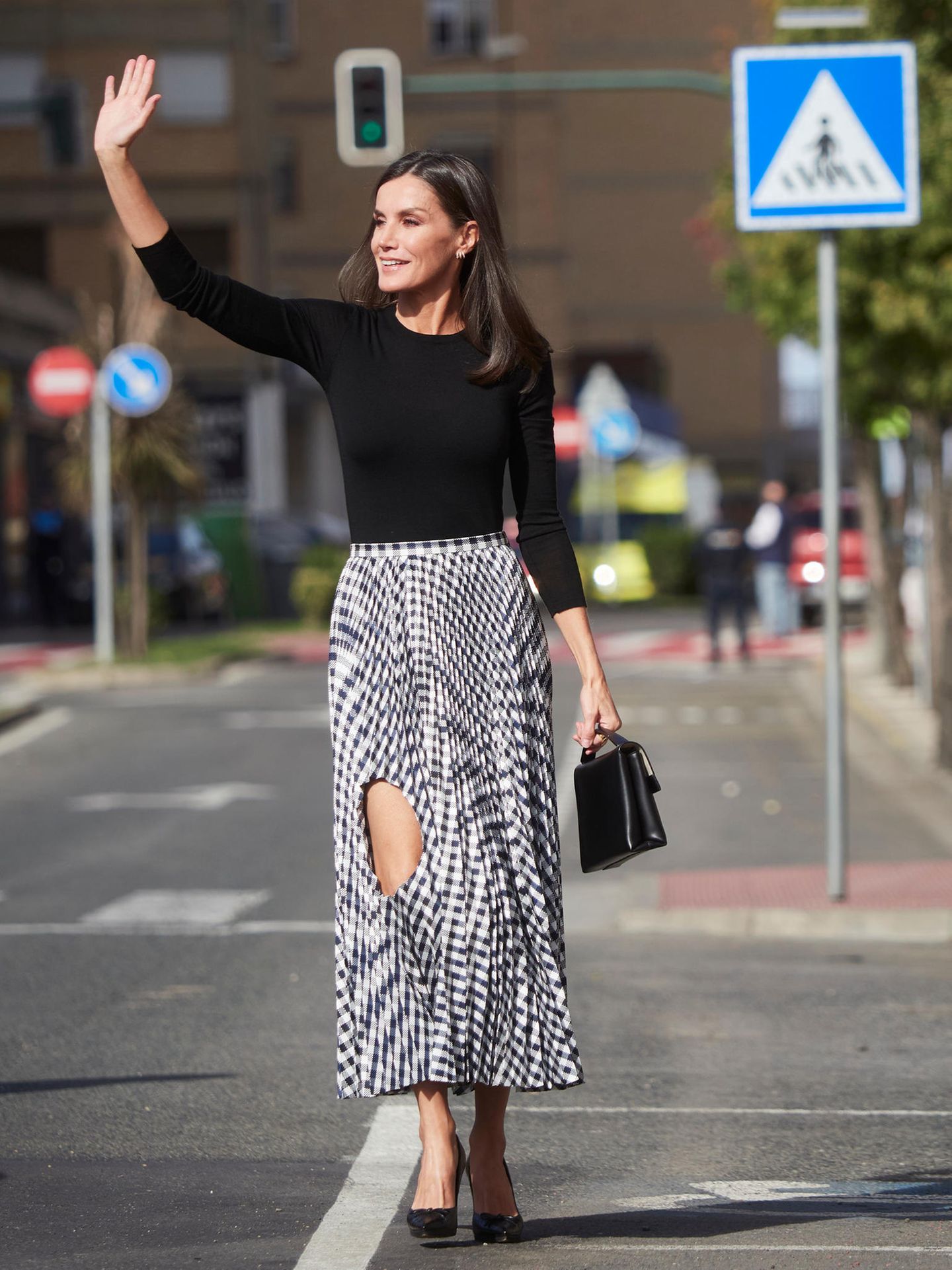 2. November 2022  Mode-Queen Letizia von Spanien mit Loch im Rock  Königin Letizia von Spanien gehört zu den bestangezogenen Royals weltweit. Umso verwunderlicher ihr neuester Look. Denn zu einem Film-Festival in Navarra erscheint die 50-Jährige in einem schwarzen Langarm-Shirt und einem Midi-Rock mit Vichy-Muster. Schön dezent – könnte man meinen. Doch bei den großen Schritten der Königin offenbart sich, dass der Rock von H&M über ein großes Loch verfügt, das das Knie der Königin zeigt. Auf den Bildern des Modehauses ist das Hingucker-Detail ebenfalls zu sehen, also keine spezielle Änderung für die Königin. Im Netz zeigen sich die Royal-Fans teils begeistert, teils entsetzt. Eins bleibt die Fashion-Queen einmal mehr: im Gespräch.