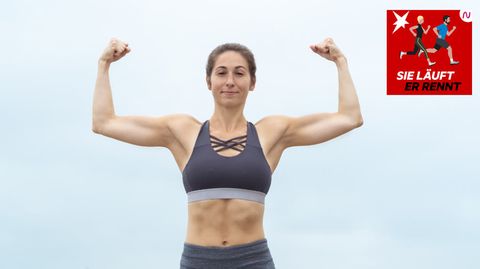 Eine Frau zeigt ihre Armmuskeln