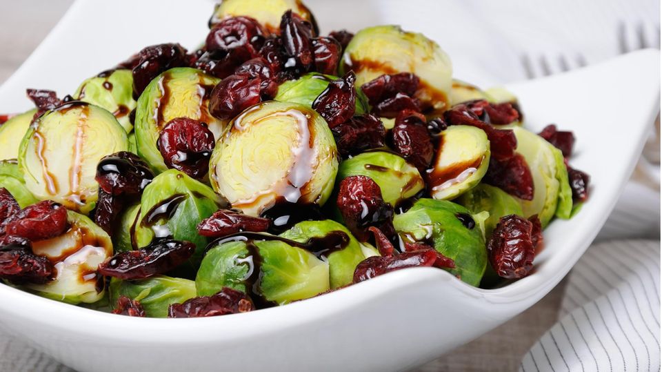 Rosenkohl weihnachtlich Rosenkohl mit Cranberry-Soße in einer weißen Schüssel