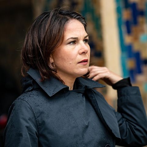 Annalena Baerbock schaut kritisch in Ferne