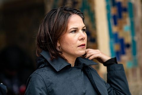 Annalena Baerbock schaut kritisch in Ferne