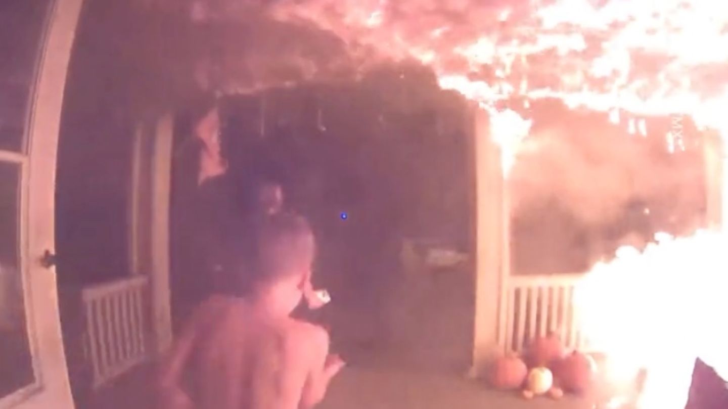 Aufnahmen der Türkamera zeigen, wie vier Geschwister über die brennende Veranda ihres Hauses in Red Oak, Iowa, flüchten