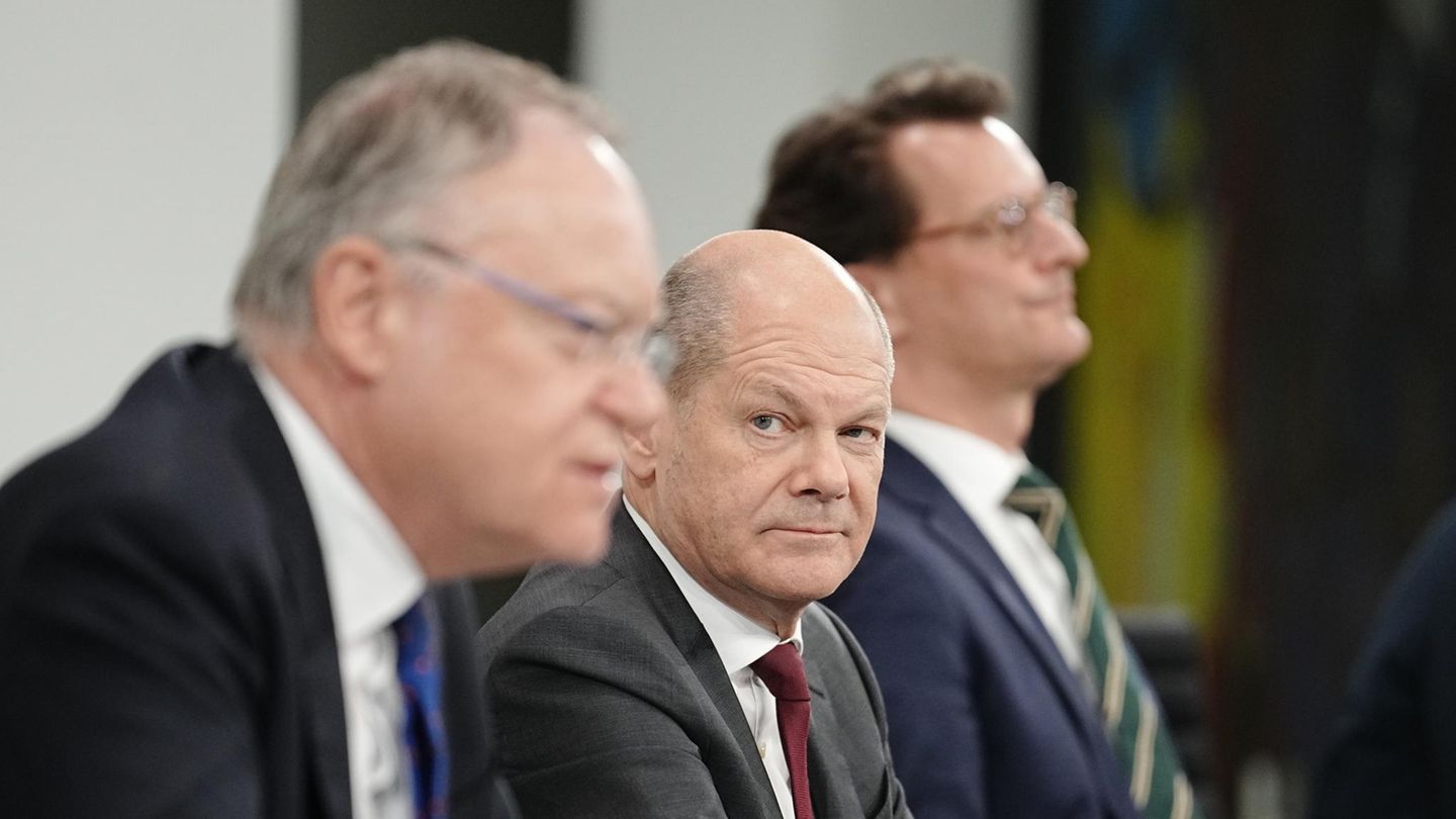 Bundeskanzler Olaf Scholz, niedersächsischer Ministerpräsidenten Stephan Weil, Nordrhein-Westfalens Regierungschef Hendrik Wüst