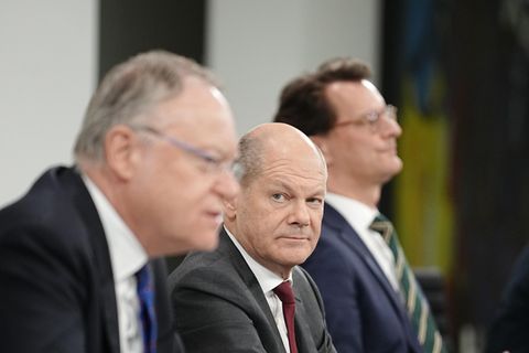 Bundeskanzler Olaf Scholz, niedersächsischer Ministerpräsidenten Stephan Weil, Nordrhein-Westfalens Regierungschef Hendrik Wüst