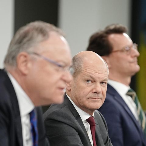 Bundeskanzler Olaf Scholz, niedersächsischer Ministerpräsidenten Stephan Weil, Nordrhein-Westfalens Regierungschef Hendrik Wüst