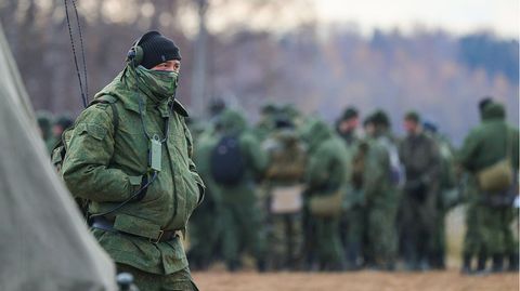 In Russland dauert die Mobilmachung an. Frisch eingezogene Soldaten bei der Vorbereitung für die Front.