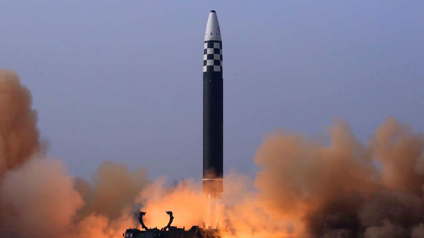 Nordkorea feuert ballsitische Rakete ab