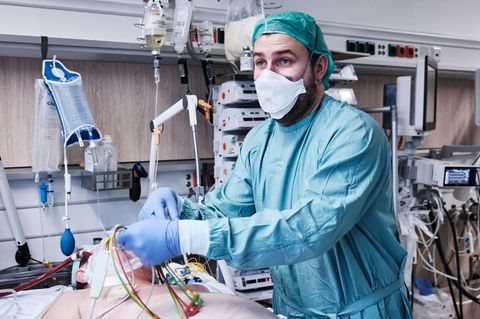 Tobias Kolbe kümmert sich um einen Intensivpatienten