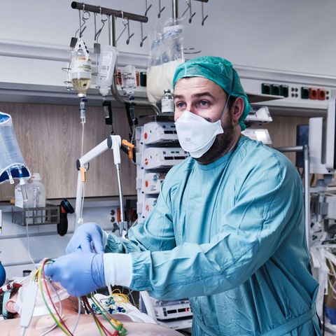 Tobias Kolbe kümmert sich um einen Intensivpatienten