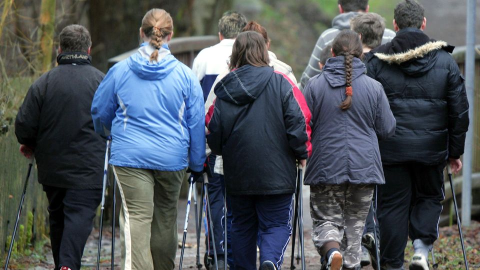 Übergewichtige Kinder laufen durch den Wald