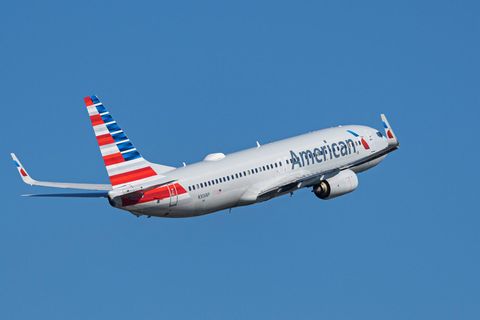 Frau bringt Baby im Flugzeug zur Welt