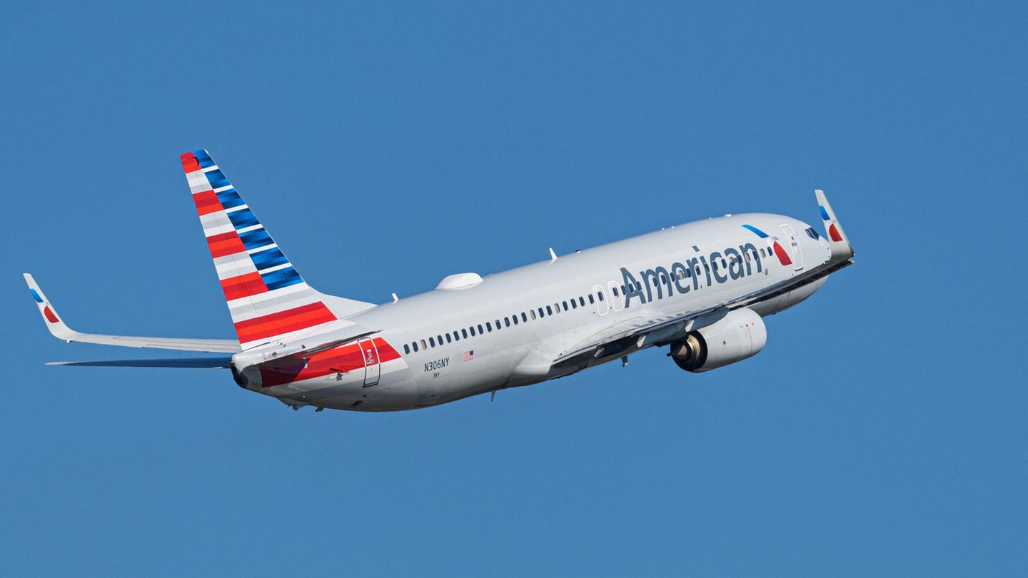Frau bringt Baby im Flugzeug zur Welt