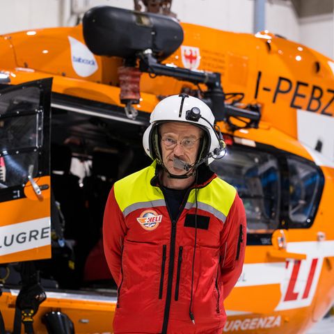 Simon Frings vor einem Einsatzhubschrauber