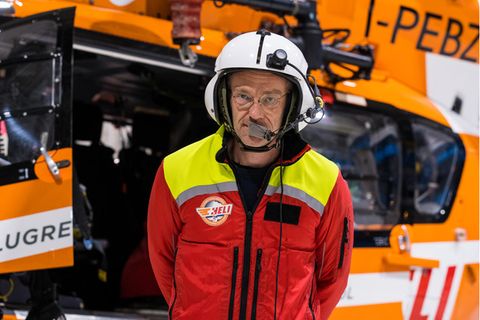 Simon Frings vor einem Einsatzhubschrauber