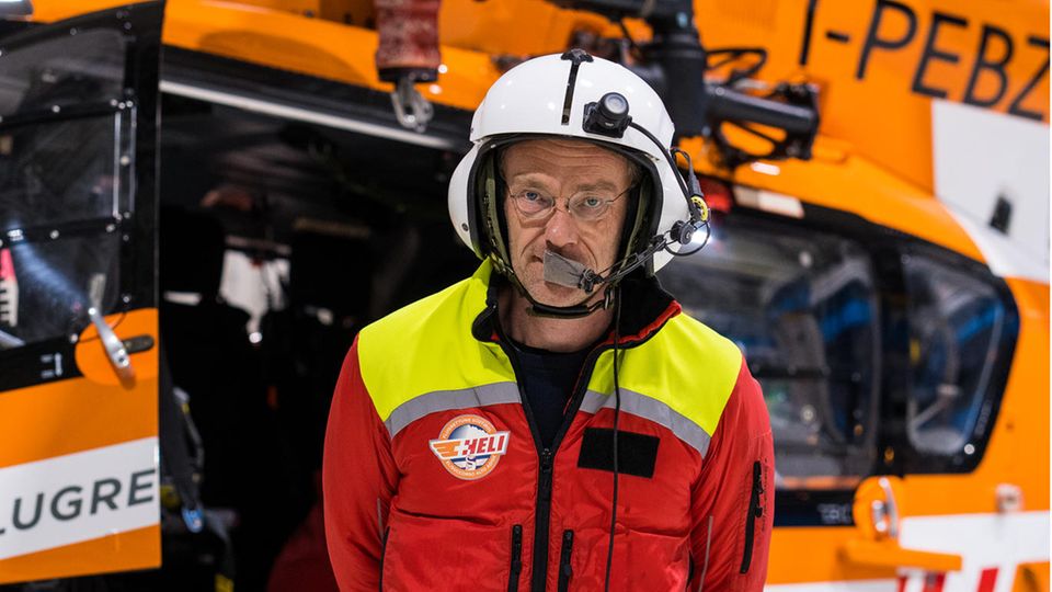 Simon Frings vor einem Einsatzhubschrauber