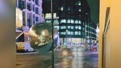 Weihnachtskugeln in London rollen über die Straße