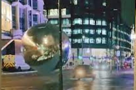 Weihnachtskugeln in London rollen über die Straße