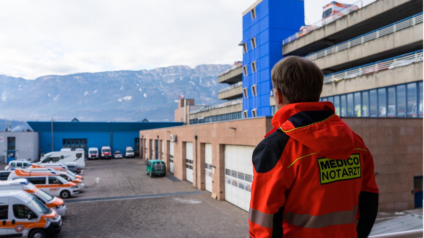 Simon Frings vor dem Klinikum in Südtirol Simon Frings vor dem Klinikum in Südtirol