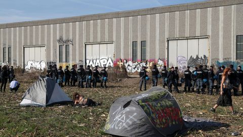 Besucher einer illegalen Rave-Party in Modena im Norden Italiens zelten vor einer verlassenen Lagerhalle