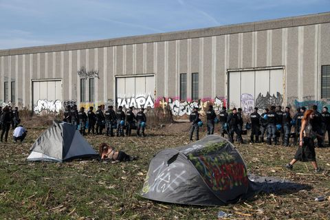Besucher einer illegalen Rave-Party in Modena im Norden Italiens zelten vor einer verlassenen Lagerhalle