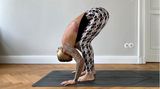 Yogalehrerin Jelena Lieberberg in der Vorbeuge