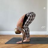 Yogalehrerin Jelena Lieberberg in der Vorbeuge