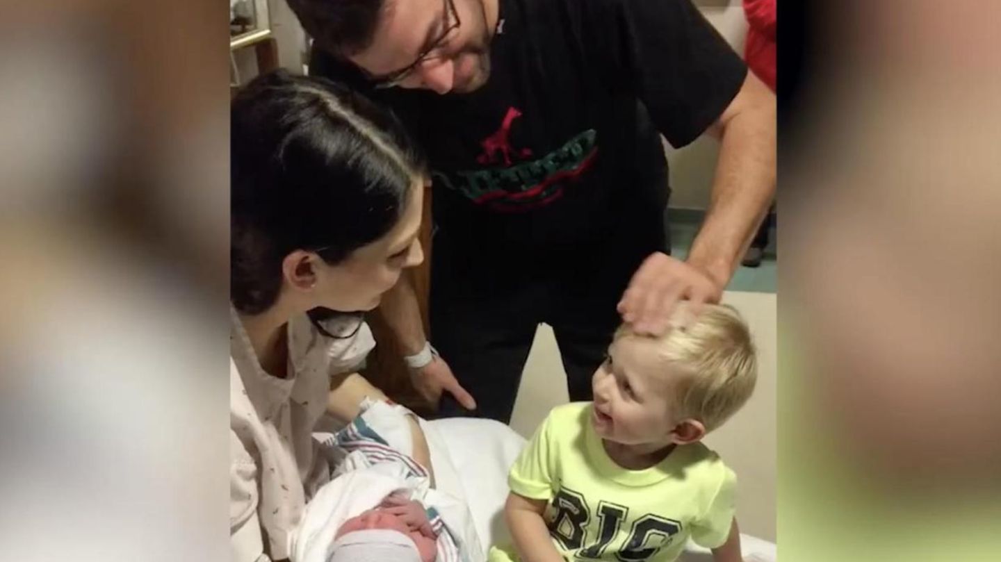 Junge sieht Baby-Schwester zum ersten Mal - mit dieser Reaktion haben seine...