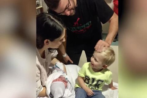 Junge sieht seine Baby-Schwester zum ersten Mal – mit dieser Reaktion haben seine Eltern nicht gerechnet