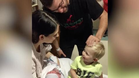 Junge sieht seine Baby-Schwester zum ersten Mal – mit dieser Reaktion haben seine Eltern nicht gerechnet
