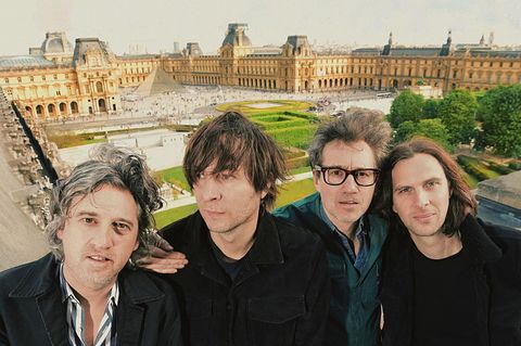 Die vier Bandmitglieder von Phoenix – im Hintergrund der Louvre
