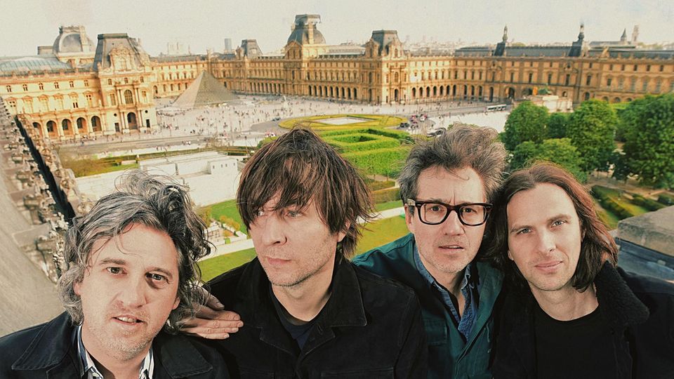 Die vier Bandmitglieder von Phoenix – im Hintergrund der Louvre