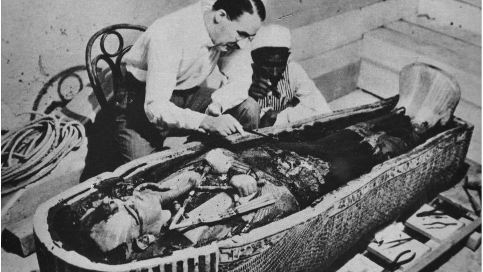 Tutanchamun: Der englische Archäologe Howard Carter bei Ausgrabungen der Königsgräber in Theben