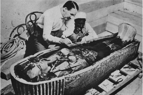 Tutanchamun: Der englische Archäologe Howard Carter bei Ausgrabungen der Königsgräber in Theben