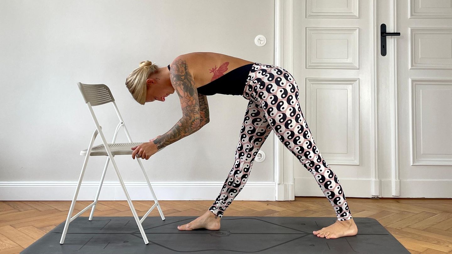 Jelena Lieberberg führt die Pyramiden-Haltung auf einen Stuhl gestützt aus