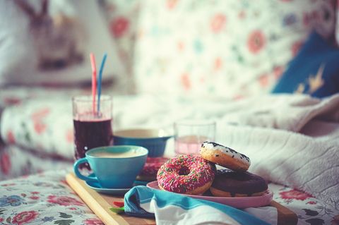 Limo und Donuts auf dem Sofa