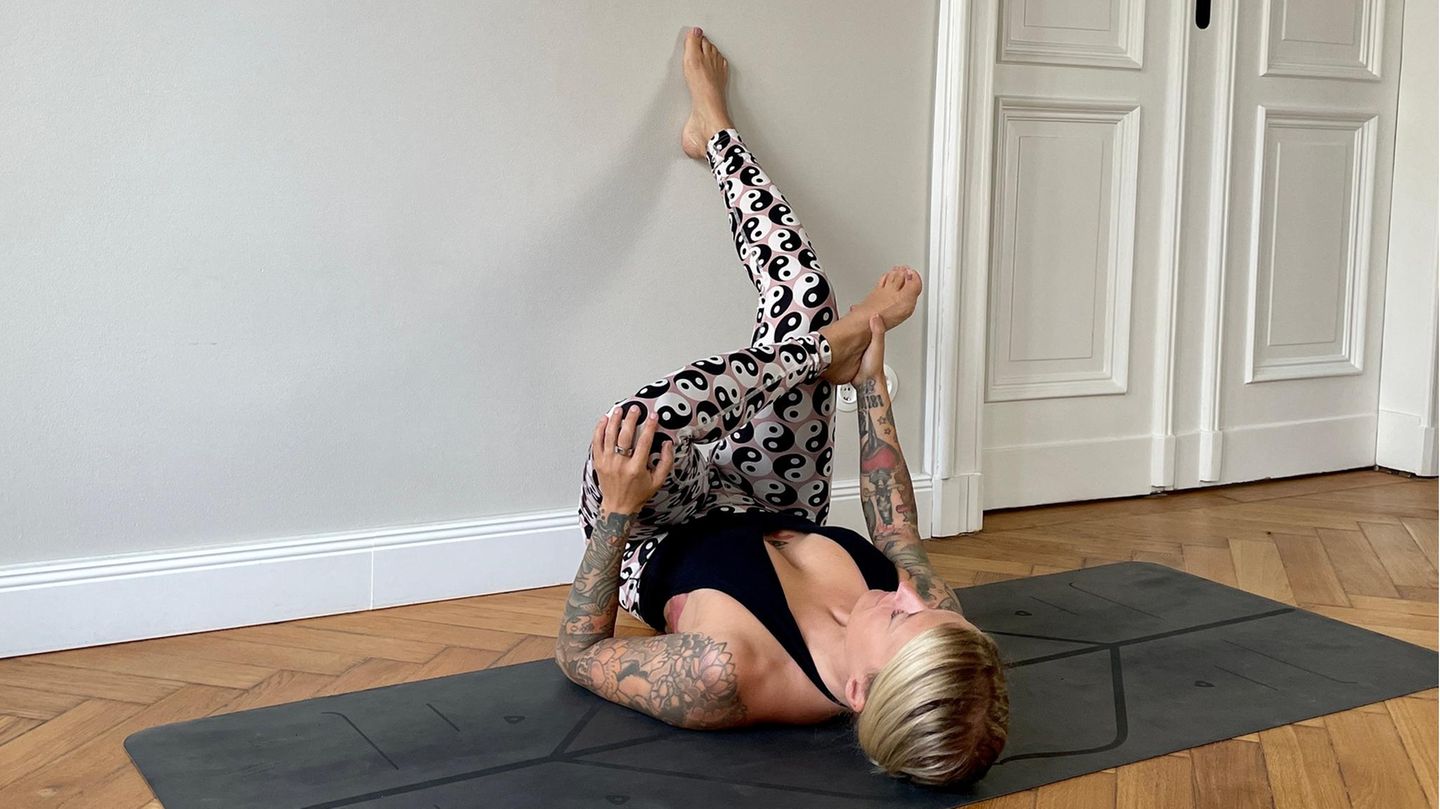 Jelena Lieberberg führt das liegende Nadelöhr an einer Wand aus