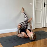 Jelena Lieberberg führt das liegende Nadelöhr an einer Wand aus