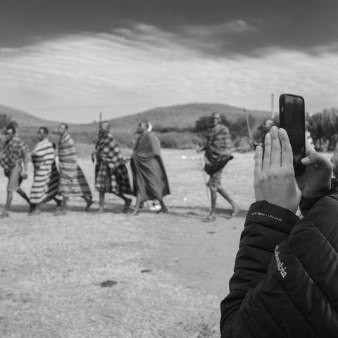 Eine Touristin fotografiert die Maasai