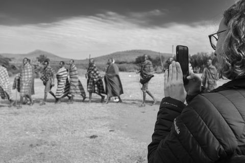 Eine Touristin fotografiert die Maasai