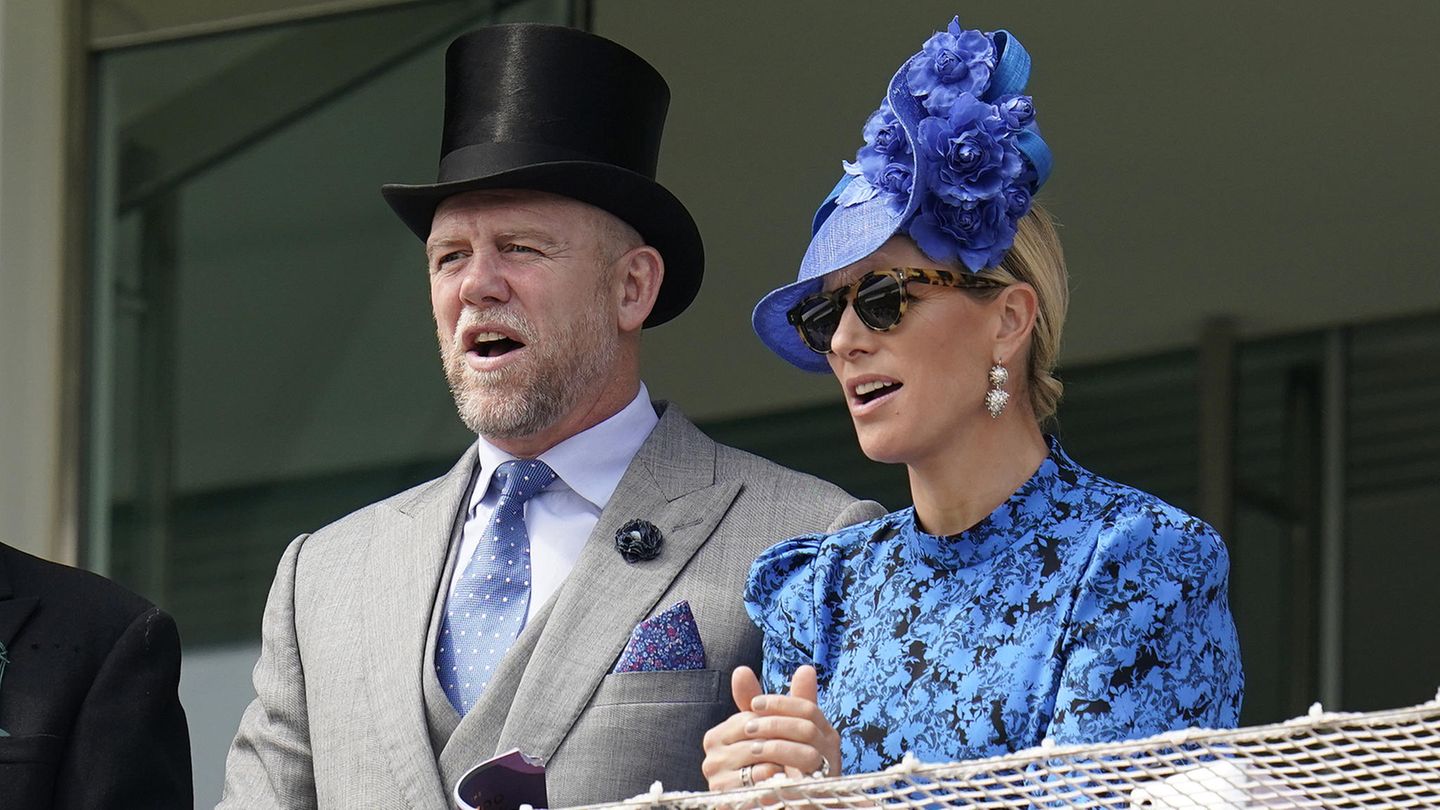 4. November 2022  Coup fürs britische Dschungelcamp: Ein Mitglied der Royal Family zieht ein  Bei der Bekanntgabe der Kandidatenliste des britischen Dschungelcamps dürfte König Charles die Teetasse aus der Hand gefallen sein. Denn mit dabei ist einer aus seiner eigenen Familie, der Ehemann seiner Nichte Zara Tindall. Der ehemalige Rugby-Nationalspieler Mike Tindall soll für seine Teilnahme laut Medienberichten 150.000 Pfund kassieren. Ob er tatsächlich die ganz großen Geheimnisse des Buckingham Palastes ausplaudert, ist fraglich. Doch allein schon die Möglichkeit eines atemberaubenden Verplapperers macht seine Teilnahme für den Sender zum Coup. "Der Buckingham-Palast bereitet sich auf einen weiteren PR-Alptraum vor", urteilte die "DailyMail".