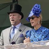 4. November 2022  Coup fürs britische Dschungelcamp: Ein Mitglied der Royal Family zieht ein  Bei der Bekanntgabe der Kandidatenliste des britischen Dschungelcamps dürfte König Charles die Teetasse aus der Hand gefallen sein. Denn mit dabei ist einer aus seiner eigenen Familie, der Ehemann seiner Nichte Zara Tindall. Der ehemalige Rugby-Nationalspieler Mike Tindall soll für seine Teilnahme laut Medienberichten 150.000 Pfund kassieren. Ob er tatsächlich die ganz großen Geheimnisse des Buckingham Palastes ausplaudert, ist fraglich. Doch allein schon die Möglichkeit eines atemberaubenden Verplapperers macht seine Teilnahme für den Sender zum Coup. "Der Buckingham-Palast bereitet sich auf einen weiteren PR-Alptraum vor", urteilte die "DailyMail".