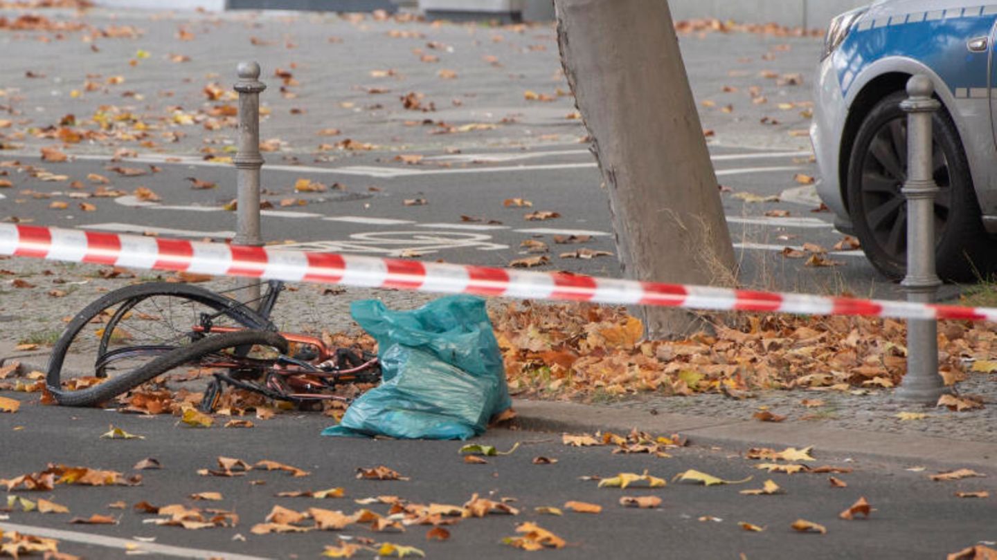 Ein zerstörtes Fahrrad liegt auf der Bundesallee in Berlin-Wilmersdorf.