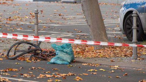 Ein zerstörtes Fahrrad liegt auf der Bundesallee in Berlin-Wilmersdorf.