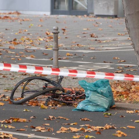 Ein zerstörtes Fahrrad liegt auf der Bundesallee in Berlin-Wilmersdorf.